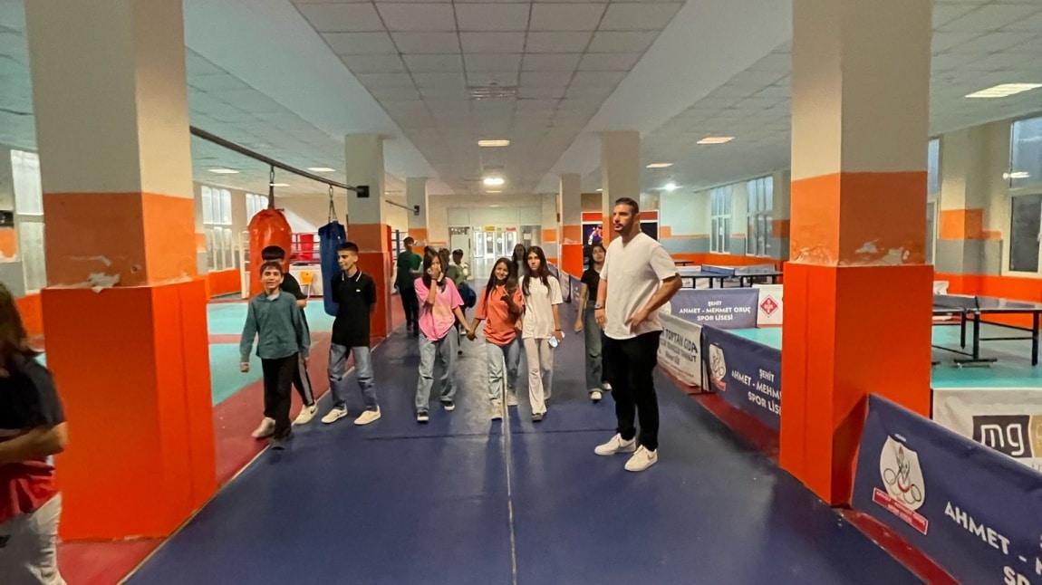 Çakabey Ortaokulu Öğrencileri Şehit Ahmet Mehmet Oruç Spor Lisesi’ni Ziyaret Etti